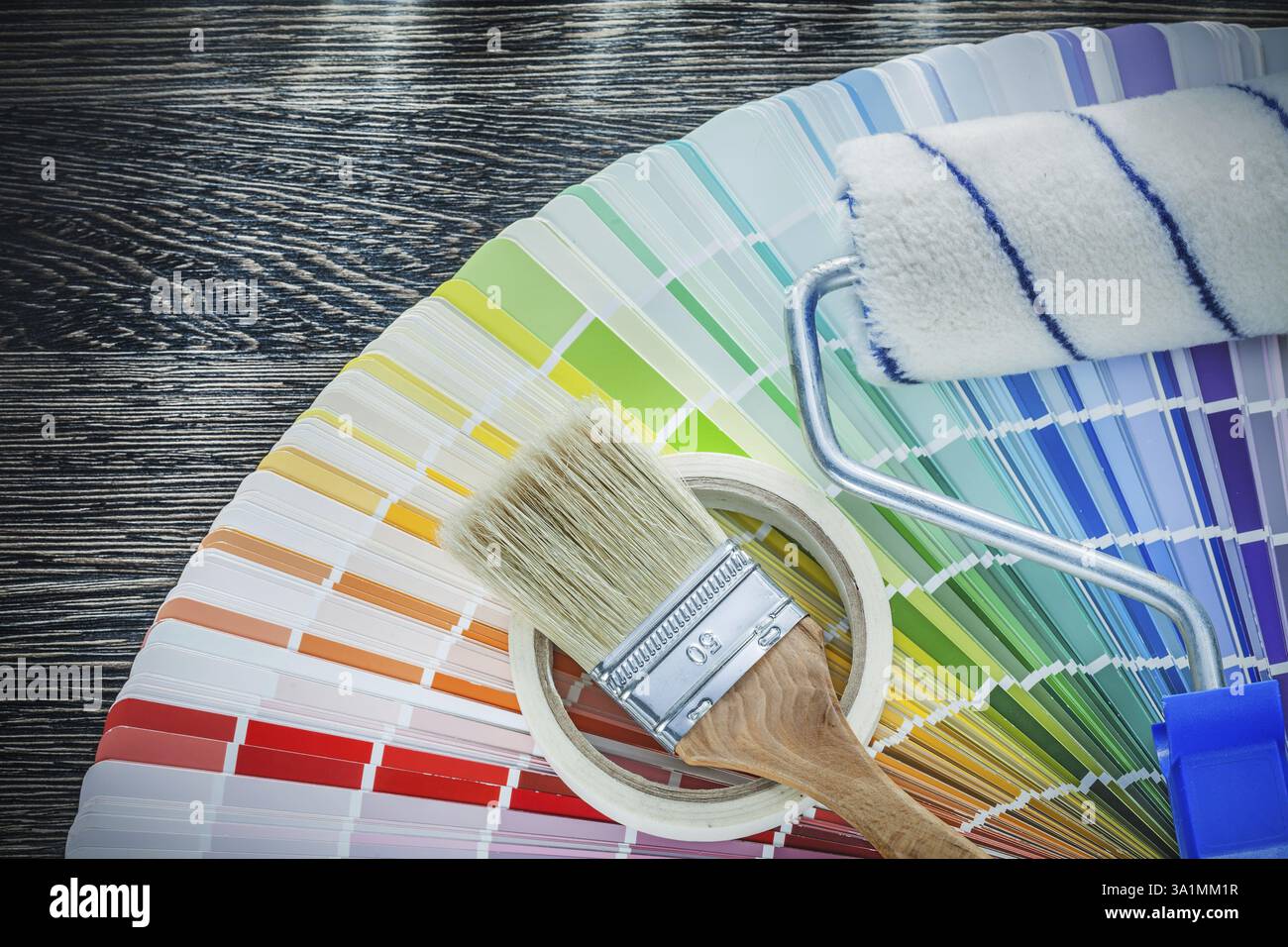 Farbpinsel Roller Color pantone FAN Haushaltsband auf Holzbrett Stockfoto