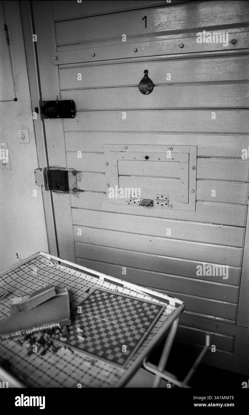 Deutschland, Berlin, 06.03.1992, Zellentür im ehemaligen Stasi-Gefängnis Hohenschoenhausen, Europa Stockfoto