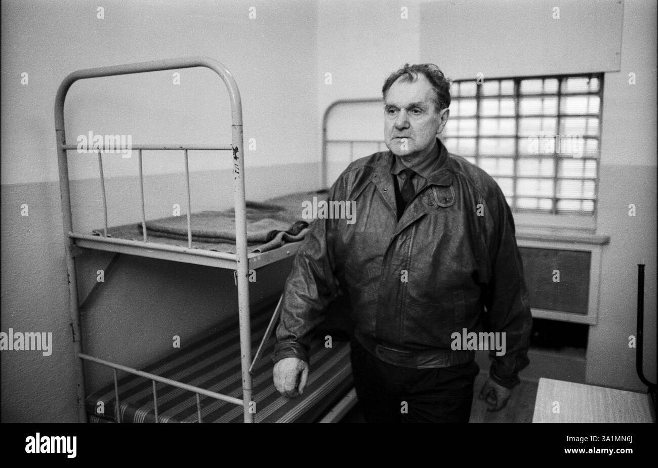 Deutschland, Berlin, 6. März 1992, Stasi-Untersuchungshaft Hohenschoenhausen, Otto Ruhland, ehemaliger Gefangener in seiner Zelle, Schritt vorwärts!, Europa Stockfoto