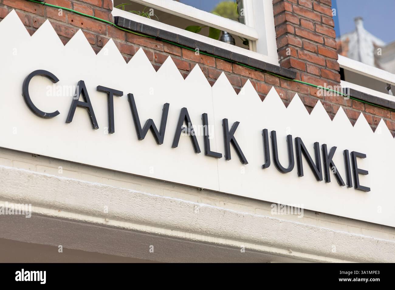 Das Logo des Catwalk-Junkie-Logos im Laden. Catwalk Junkie ist eine Feel-Good-Modemarke aus Amsterdam Stockfoto