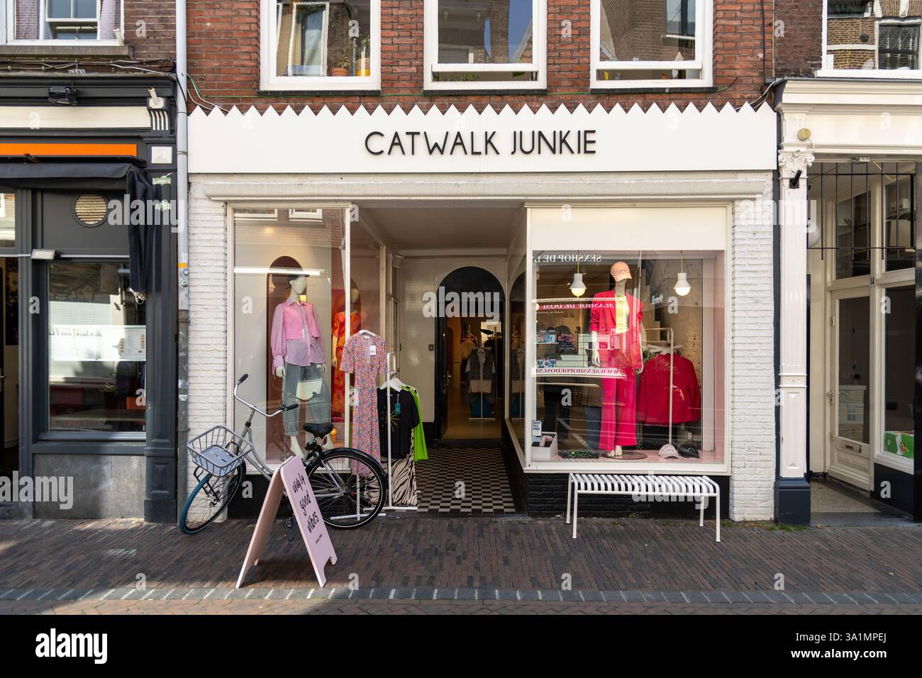Das Logo des Catwalk-Junkie-Logos im Laden. Catwalk Junkie ist eine Feel-Good-Modemarke aus Amsterdam Stockfoto