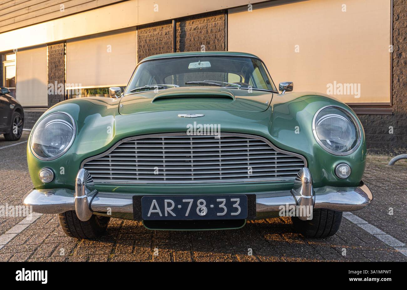 Philippine, Niederlande, 08.03.2025, Vorderansicht des britischen Oldtimers Aston Martin DB5 von 1964 Stockfoto