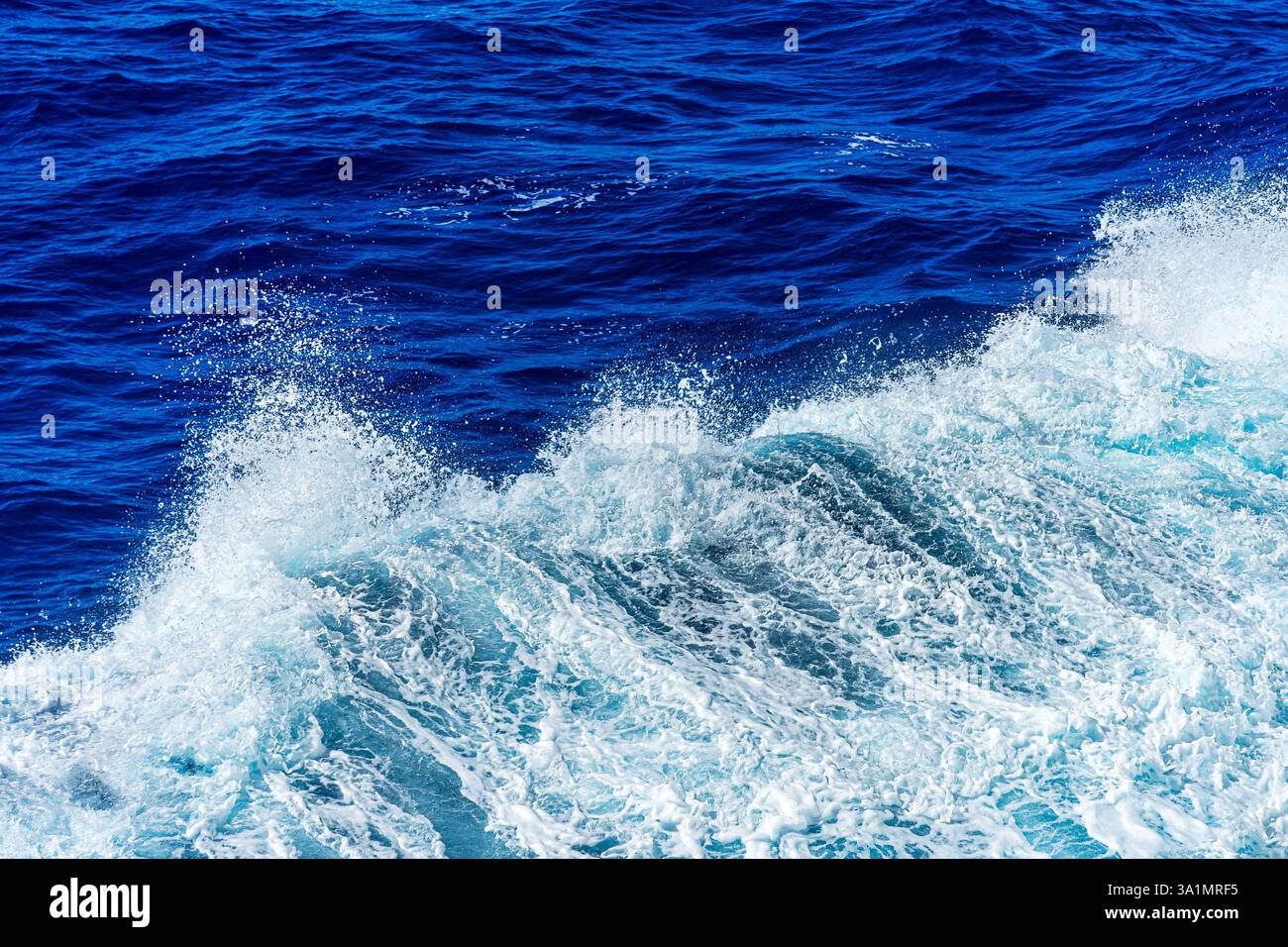 Meerwasser spritzt im Gefolge von einem Schiff im Pazifischen Ozean Stockfoto
