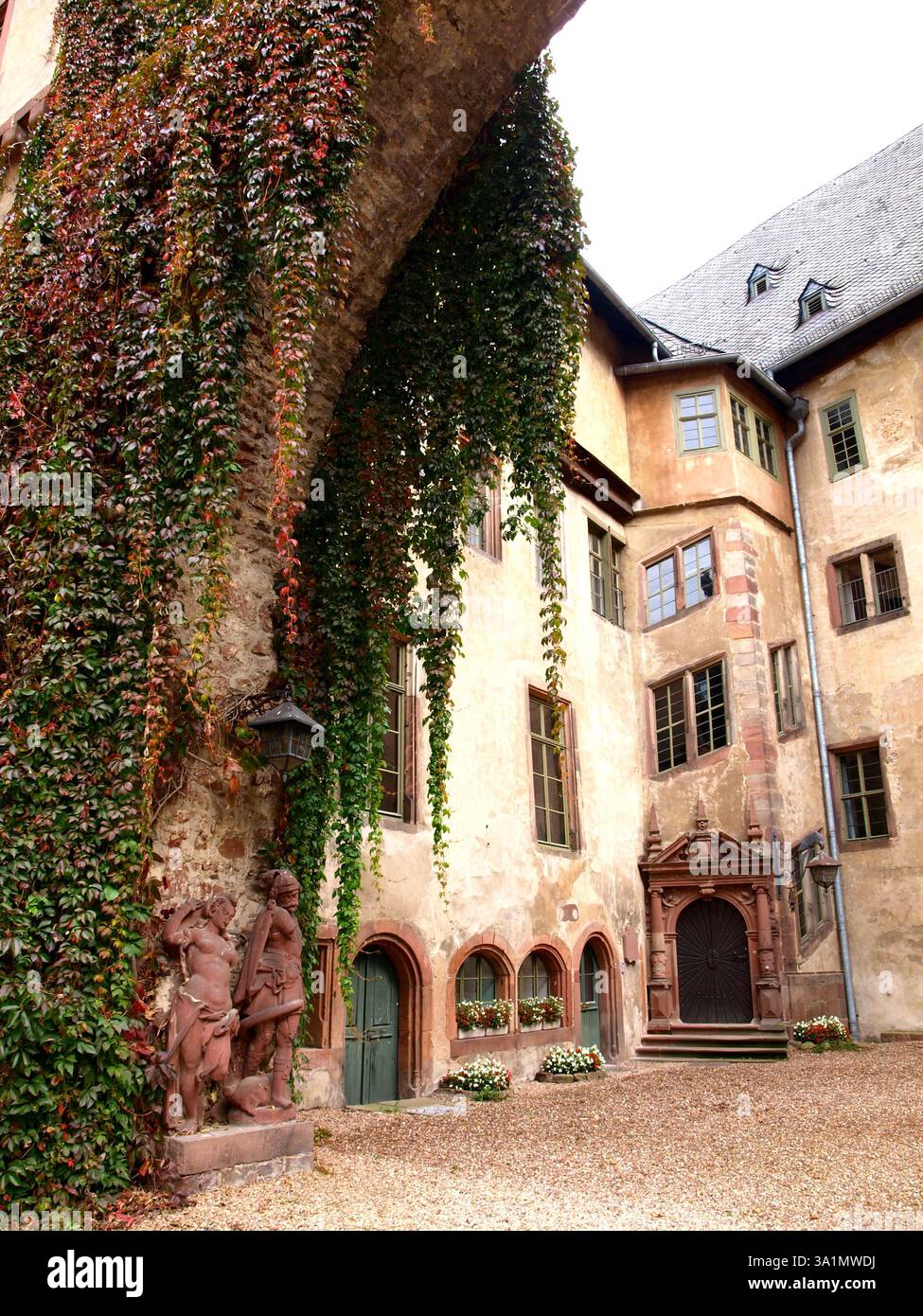 Schloss Fürstenau (Michelstadt). Die Burg wurde im 14. Jahrhundert vom Kurfürstentum Mainz zum Schutz errichtet. (Wiki) Stockfoto Schloss Fürstenau (Michelstadt). Die Burg wurde im 14. Jahrhundert vom Kurfürstentum Mainz zum Schutz errichtet. (Wiki) Stockfoto