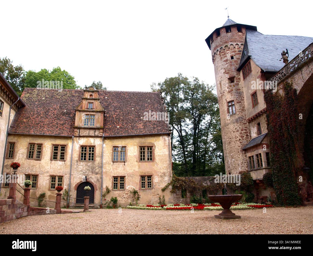 Schloss Fürstenau (Michelstadt). Die Burg wurde im 14. Jahrhundert vom Kurfürstentum Mainz zum Schutz errichtet. (Wiki) Stockfoto Schloss Fürstenau (Michelstadt). Die Burg wurde im 14. Jahrhundert vom Kurfürstentum Mainz zum Schutz errichtet. (Wiki) Stockfoto