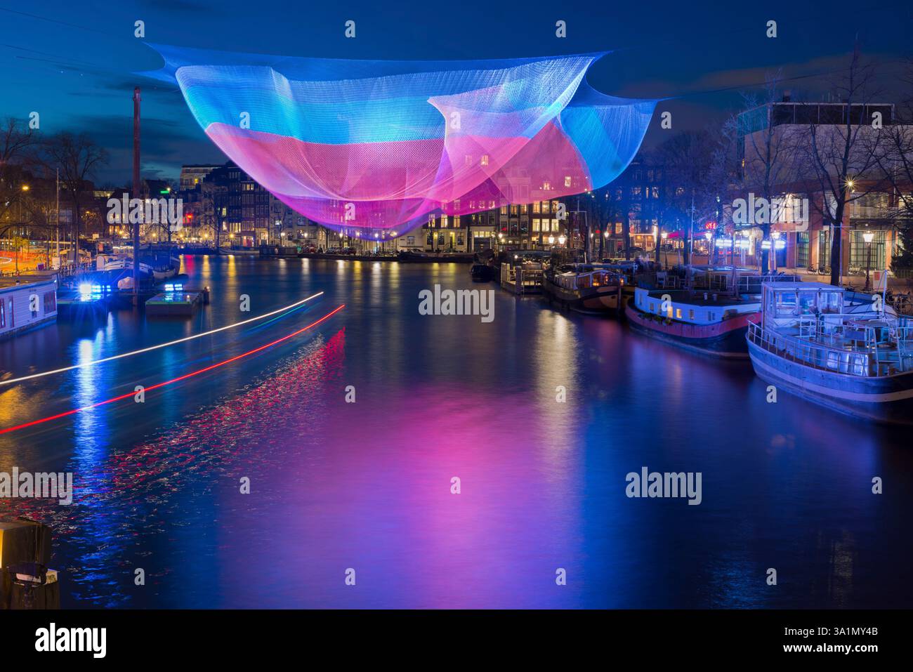 Winter in Amsterdam, Niederlande. Wunderschöne Farben während des Amsterdamer Lichtfestivals. Stockfoto