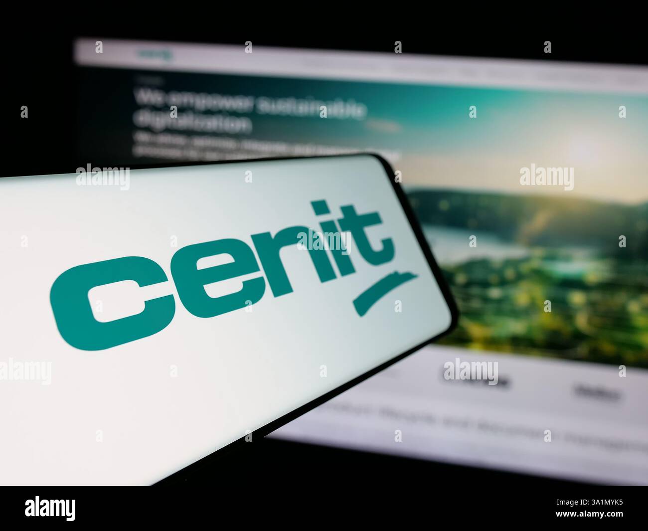 In dieser Fotoabbildung ist ein Mobiltelefon mit dem Logo des deutschen IT-Unternehmens CENIT AG auf dem Bildschirm vor der Website zu sehen. Stockfoto