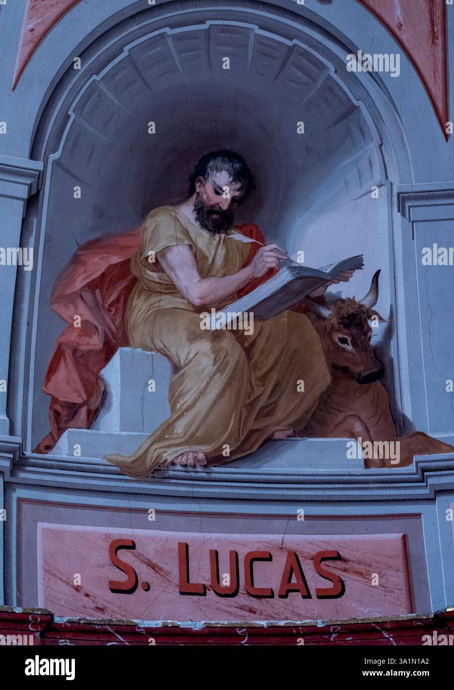 Puget Theniers, FRANKREICH, 17. Februar 2025: Fresko des Heiligen Lukas, des Evangelisten. Heiliger der römisch-katholischen Kirche. Stockfoto
