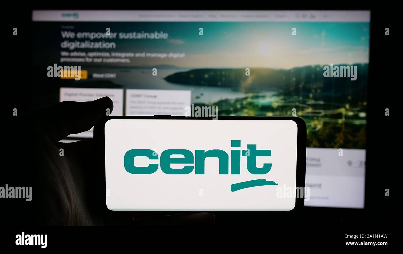 Deutschland. Dezember 2024 30. In dieser Fotoabbildung ist ein Mobiltelefon mit dem Logo des deutschen IT-Unternehmens CENIT AG auf dem Bildschirm vor der Business-Website zu sehen. (Credit Image: © Timon Schneider/SOPA Images via ZUMA Press Wire) NUR REDAKTIONELLE VERWENDUNG! Nicht für kommerzielle ZWECKE! Stockfoto