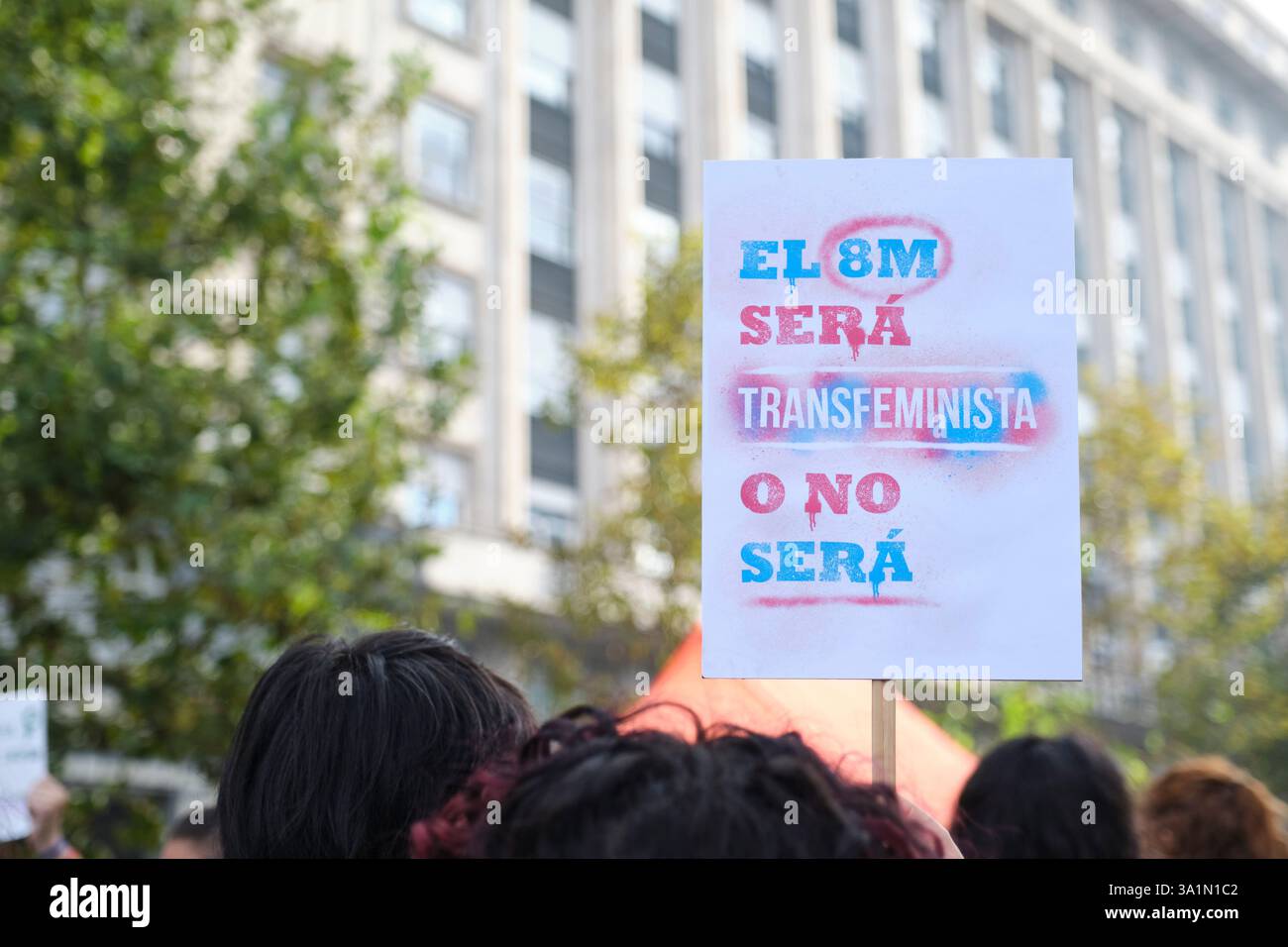 Buenos Aires, Argentinien; 8. März 2025: Internationaler Frauentag. Poster für die Einbeziehung der Transgender-Community in den Feminismus: 8M wird transf Stockfoto