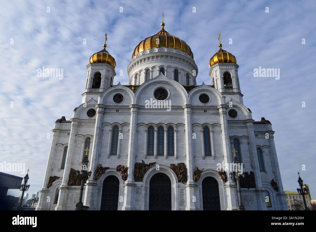 Atemberaubender Blick auf die Kathedrale Christi des Erlösers in Moskau, eingerahmt von einem unberührten blauen Himmel, der ihre Pracht und architektonische Pracht zeigt. Stockfoto