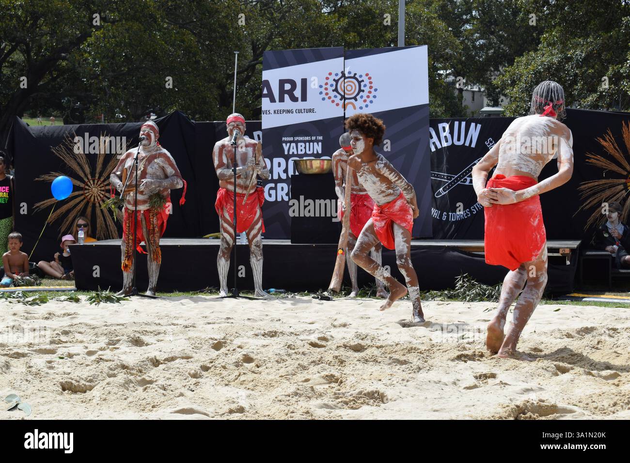 Lebendige Tänzer der Aborigines, die traditionelle Routinen beim Yabun Festival in Sydney aufführen und die indigene Kultur, das Erbe und die Gemeinschaft zelebrieren Stockfoto