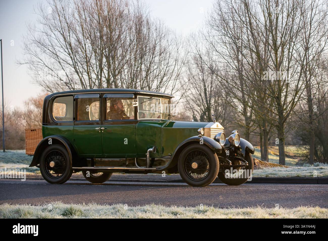 Stony Stratford, UK - 2. März 2025: 1927 Rolls Royce Oldtimer auf einer britischen Straße. Stockfoto
