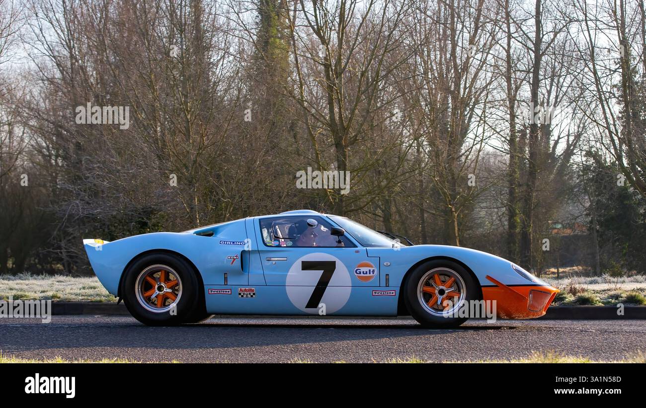 Stony Stratford, UK - 2. März 2025: 2017 Superformance GT40 auf einer britischen Straße. Eine Nachbildung des legendären Ford GT40 Stockfoto