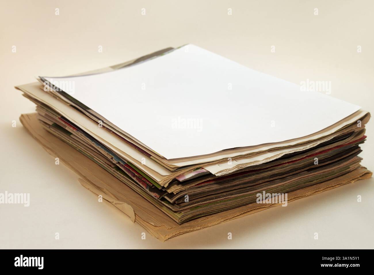 Ordentlicher Stapel von Zeitungen und Zeitschriften. Geringe Schärfentiefe Stockfoto