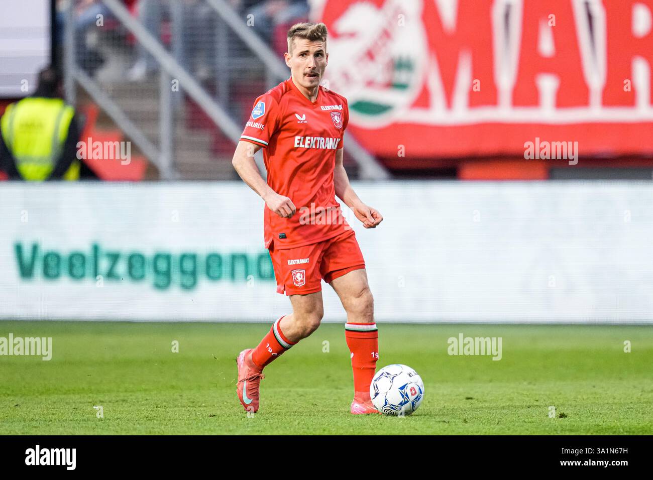 Enschede, Niederlande. März 2025. ENSCHEDE, NIEDERLANDE - 9. MÄRZ: Michal Sadilek vom FC Twente dribbelt während des niederländischen Eredivisie-Spiels zwischen dem FC Twente und Almere City FC in Grolsch Veste am 9. März 2025 in Enschede, Niederlande. (Foto von Rene Nijhuis/Orange Pictures) Credit: Orange Pics BV/Alamy Live News Stockfoto