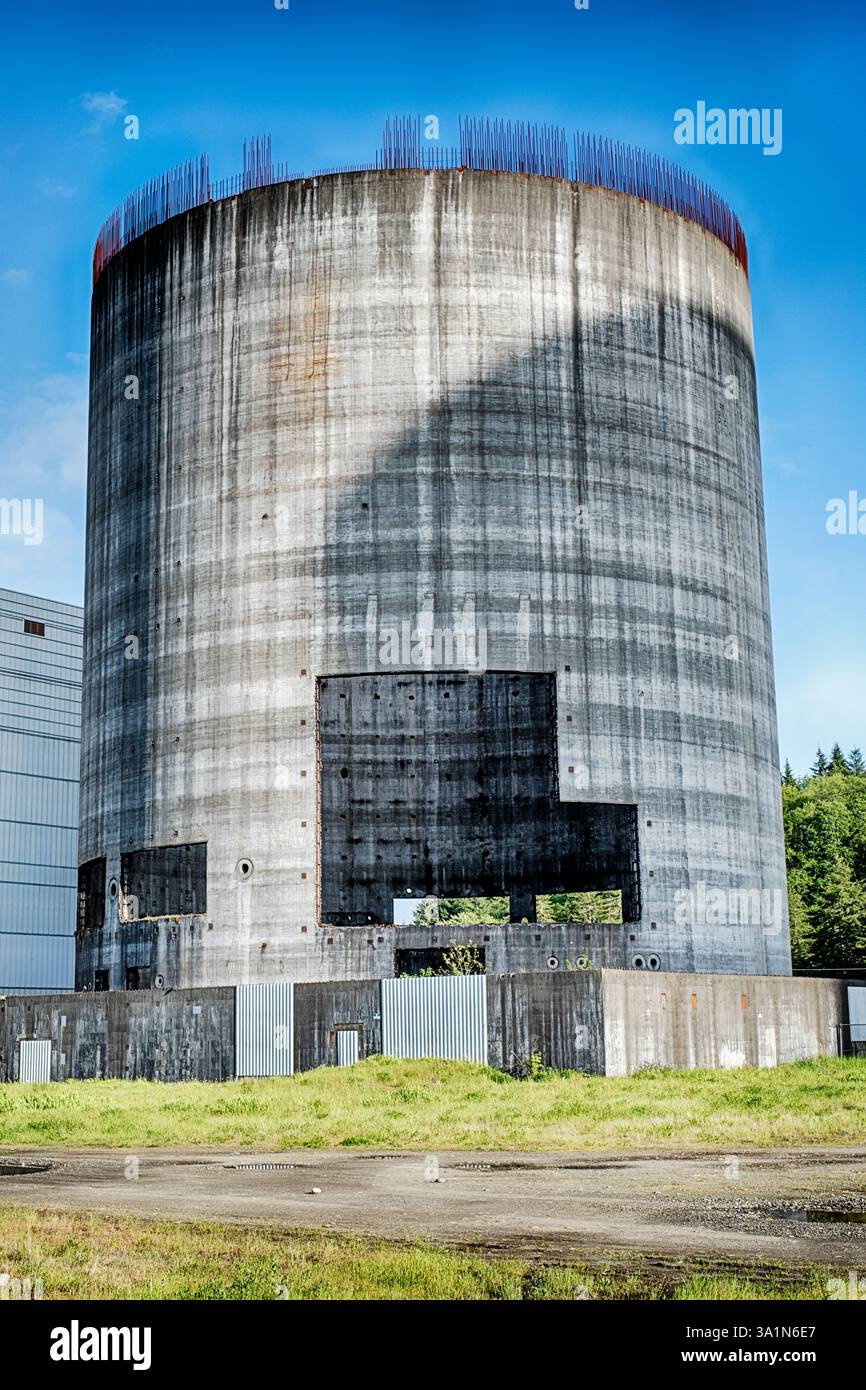 Eines der unvollendeten und gemotteten Atomreaktor- und Eindämmungsgebäude am WWPPS zeigt den Schatten der riesigen nahegelegenen Kühlanlagen Stockfoto