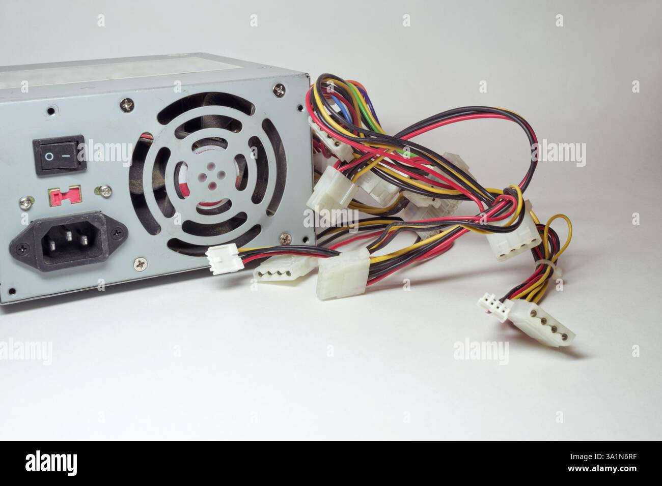 Computer-Netzteil mit vielen Netzkabel für die Verbindung zu Laufwerken Stockfoto
