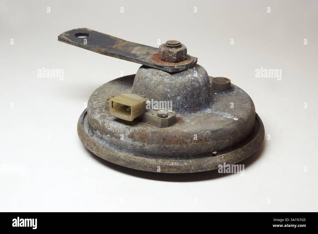 Elektrische Hupe für Autos, hoher Ton, zweipolig, abgenutzt Stockfoto