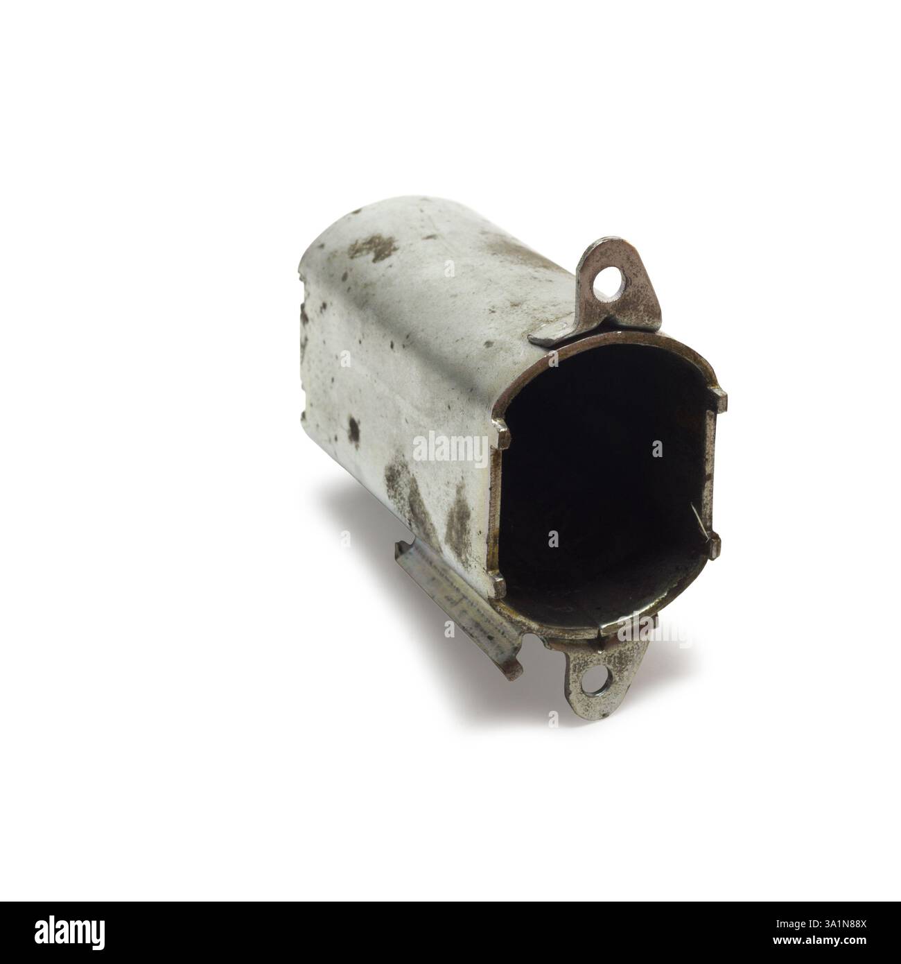 Motorgehäuse des Permanentmagnet-Gleichstrommotors der Scheibenwischer des Autos. Leerer Behälter für die Installation von Permanentmagneten Stockfoto Motorgehäuse des Permanentmagnet-Gleichstrommotors der Scheibenwischer des Autos. Leerer Behälter für die Installation von Permanentmagneten Stockfoto