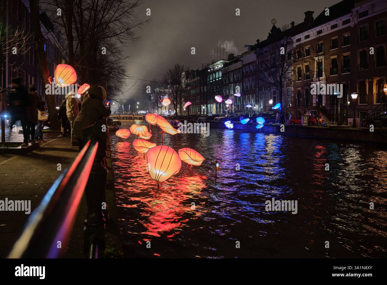 Lichter auf der Keizersgracht in Amsterdam. Teil des Amsterdamer Lichtfestivals Stockfoto