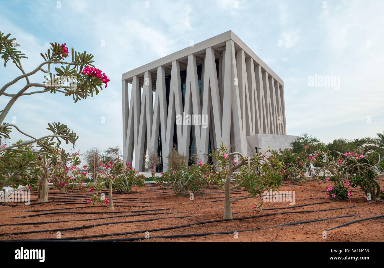 Abu Dhabi, Vereinigte Arabische Emirate - 23. Februar 2025: Synagoge im Abrahamic Family House in Abu Dhabi, VAE, steht als Symbol der interreligiösen Einheit, fe Stockfoto