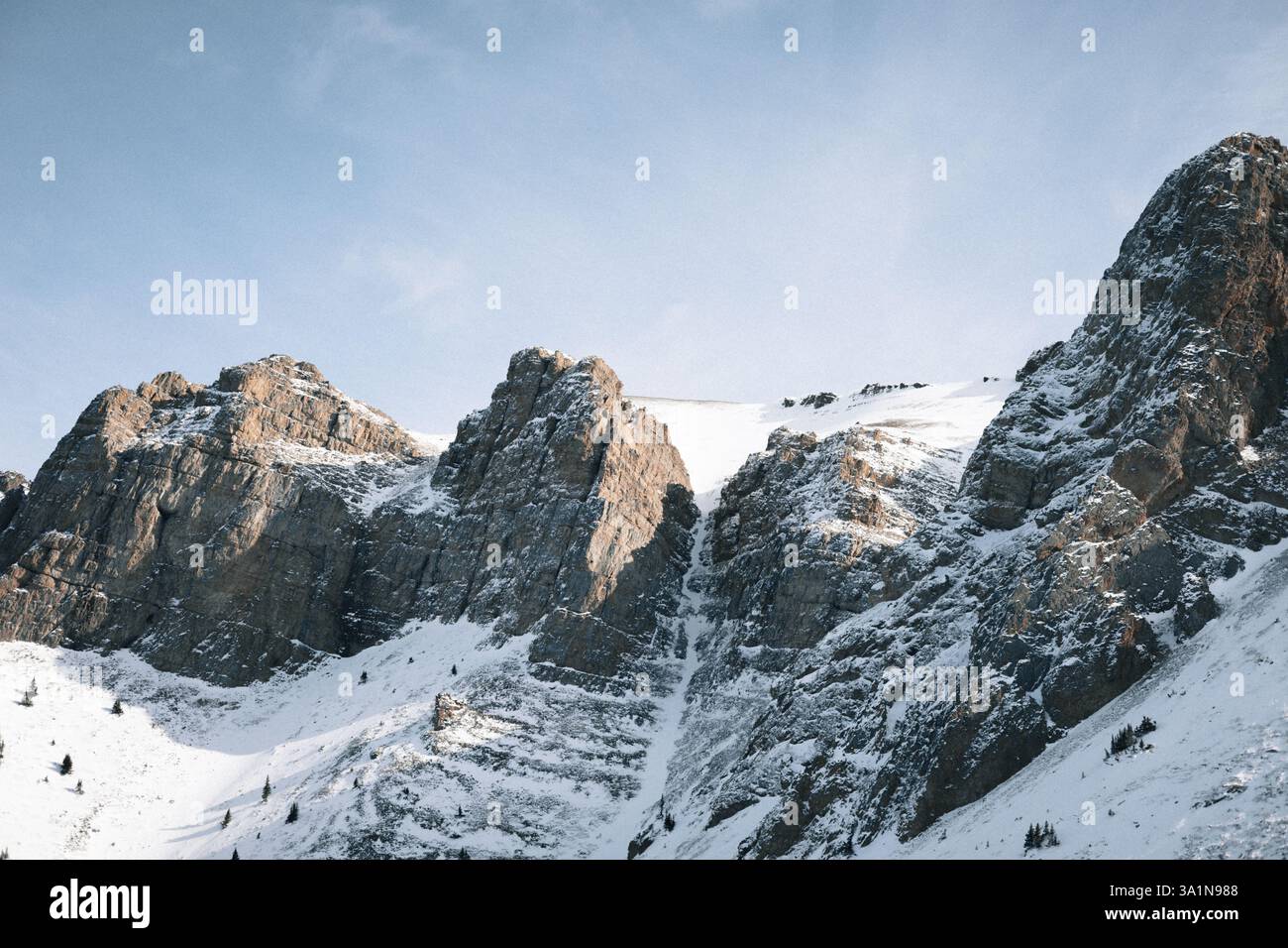 Sonnenuntergang hinter drei Gipfeln in Opal Ridge, Kananaskis, Alberta Stockfoto
