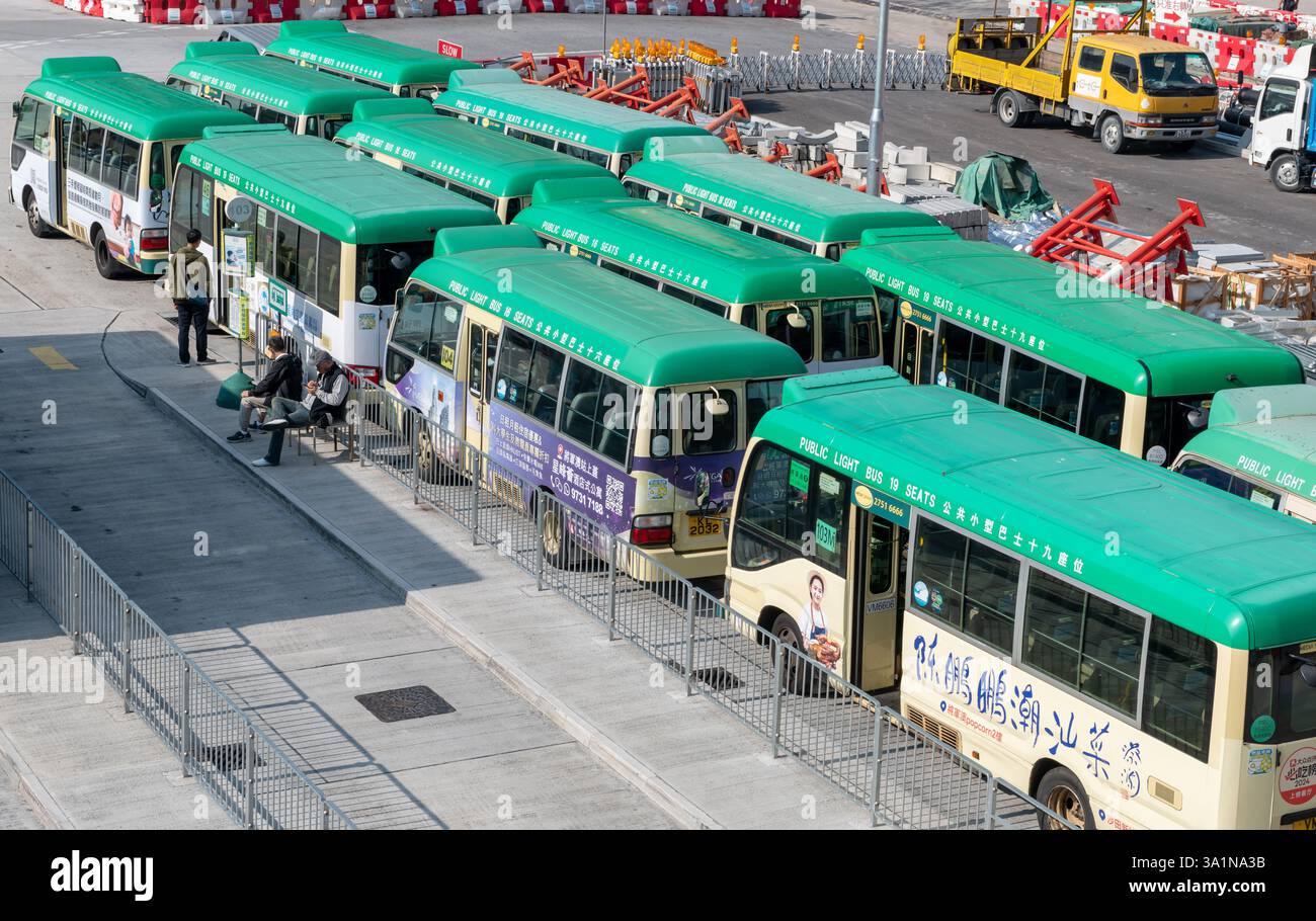 Hongkong. China- 02.15.2025. Blick aus einem hohen Winkel auf Reihen öffentlicher Stadtbusse am Kwun Tong Ferry Bus Terminus. Stockfoto