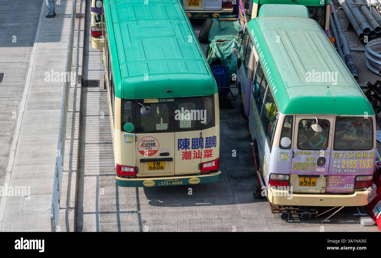 Hongkong. China- 02.15.2025. Nahaufnahme der öffentlichen Stadtbusse am Kwun Tong Ferry Bus Terminus. Stockfoto