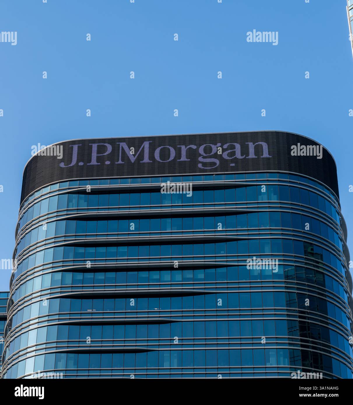 Hongkong. China- 02.15.2025. Das Namensschild auf einem Bürogebäude von J.P. Morgan, einem führenden amerikanischen Finanzinstitut. Stockfoto