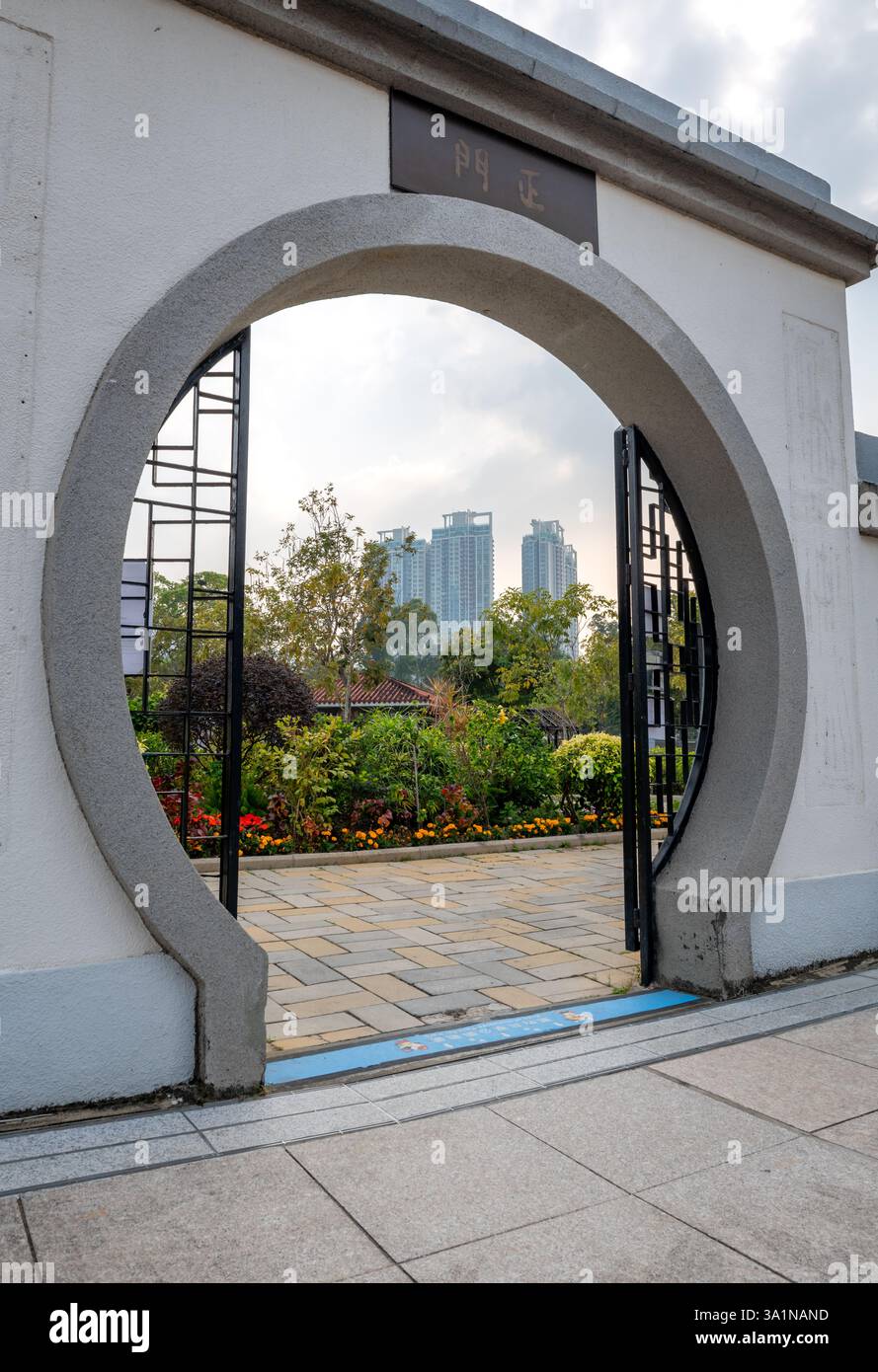 Hongkong. China- 02.16.2025. Eine Eingangstür im traditionellen chinesischen Architekturstil zum Gartenbereich im Sha Tin Park, New Territories. Stockfoto