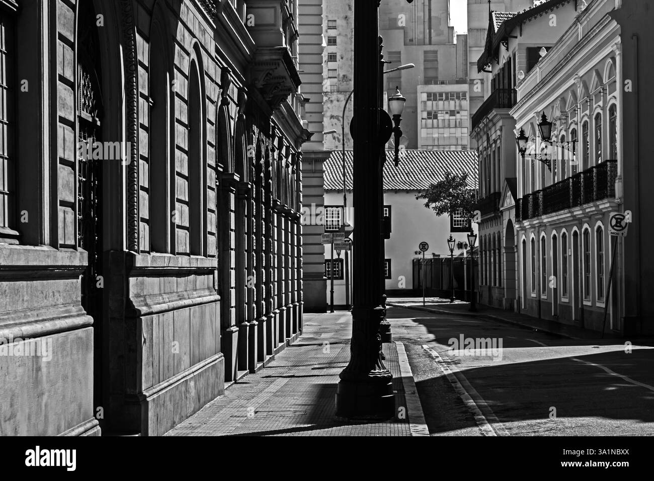 Schwarzweiß-Foto aus der Perspektive historischer Häuser im Stadtzentrum von Sao Paulo Stockfoto