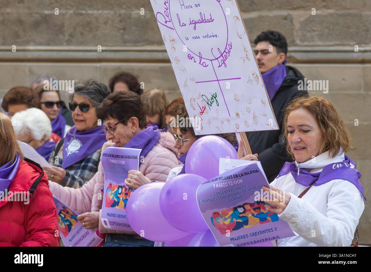 Logroño, La Rioja, Spanien. März 2025. Das Kollektiv „Revolt der Frauen in der Kirche“ hielt heute eine Kundgebung vor der Ko-Kathedrale Santa María de la Redonda in Logroño ab, wo sie fest erklärten, dass „wir nicht aufhören werden, bis Gleichheit in der Kirche üblich ist“. Diese Bewegung, die vor einigen Jahren in Spanien entstanden ist, verlangt eine stärkere Beteiligung und Anerkennung der Frauen in kirchlichen Strukturen. Quelle: MARIO MARTIJA/Alamy Live News Stockfoto