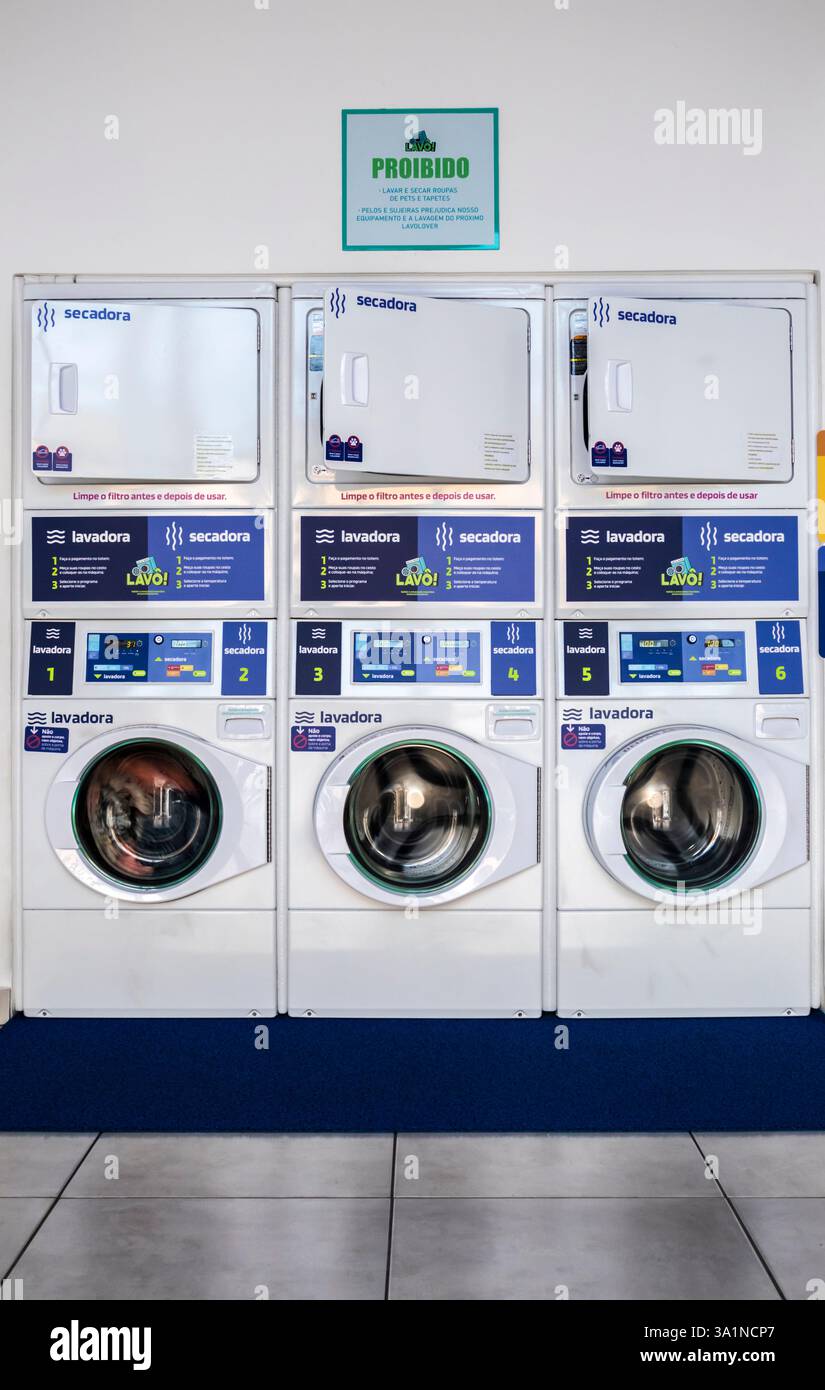 Marilia, Sao Paulo, Brasilien, 31. Januar 2025. Reihe von Waschmaschinen und Trocknern im Selbstbedienungsbereich der Wäscherei in Marilia City Stockfoto