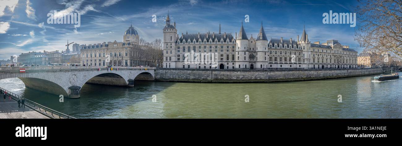 Paris, Frankreich - 03 08 2025: Panoramablick auf Pont Au Change und La Conciergerie auf der Ile de la Cité vom Quai de seine Stockfoto