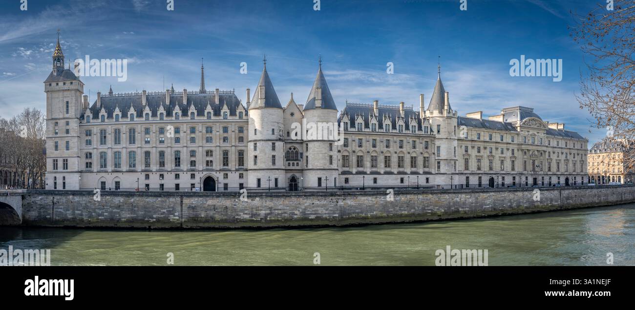 Paris, Frankreich - 03 08 2025: Panoramablick auf Pont Au Change und La Conciergerie auf der Ile de la Cité vom Quai de seine Stockfoto