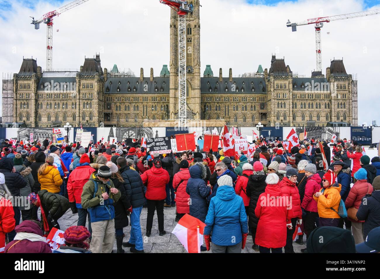 Ottawa, Kanada - 9. März 2025: Eine große Menschenmenge versammelt sich auf dem Parliament Hill zur Veranstaltung Elbows Up, um Kanada zu feiern und seine Souveränität zu bekräftigen. Es gab viele Anzeichen, die die Unterstützung Kanadas zeigen und die US-Zölle und Trumps Drohung, Kanada zu beschwören, verurteilen. Stockfoto