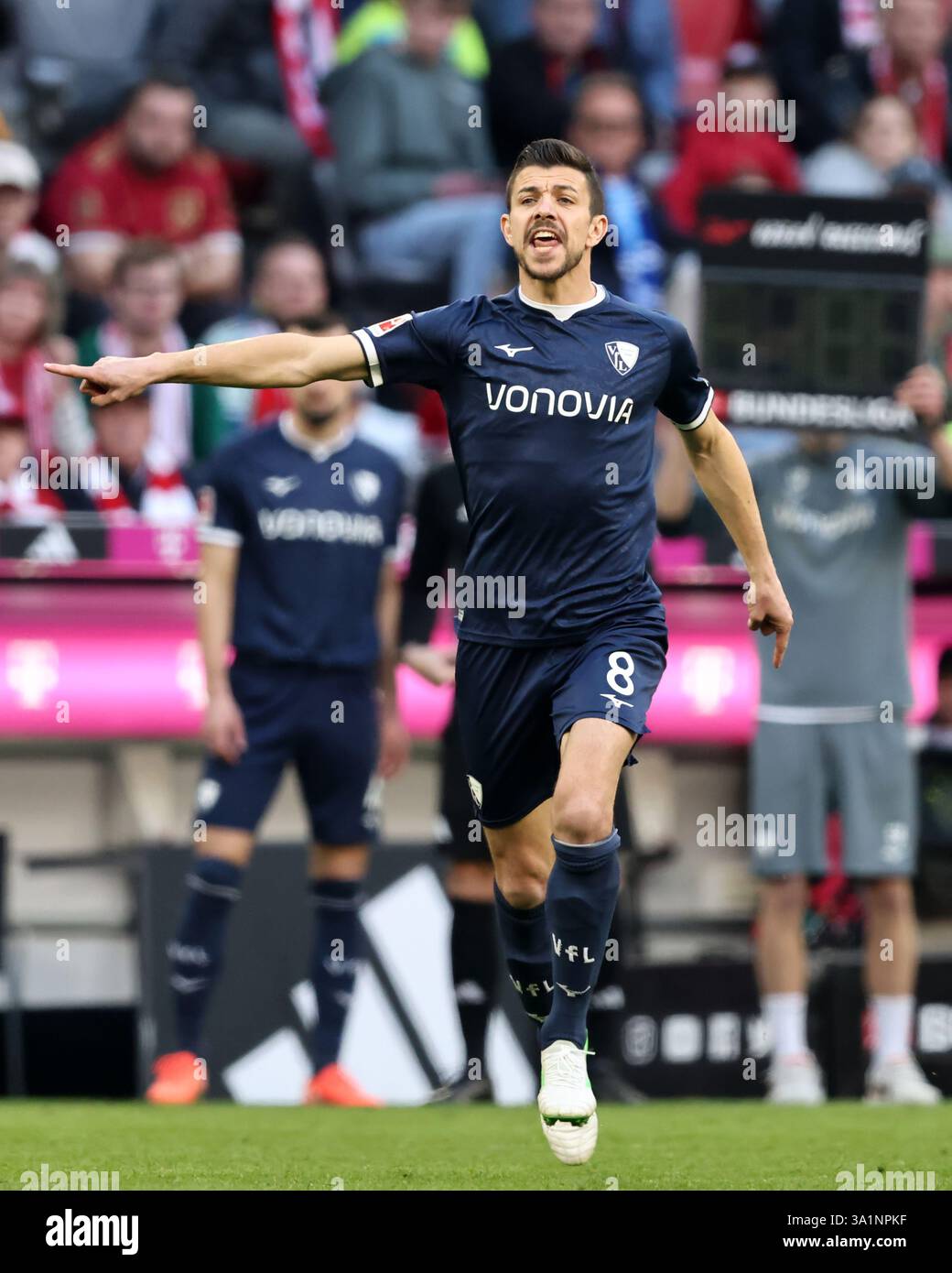 MÜNCHEN – 08. MÄRZ: Anthony Losilla vom VFL Bochum reagiert beim Bundesliga-Spiel zwischen dem FC Bayern München und dem VfL Bochum 1848 in der Allianz Arena am 08. März 2025 in München. © diebilderwelt / Alamy Stock Stockfoto