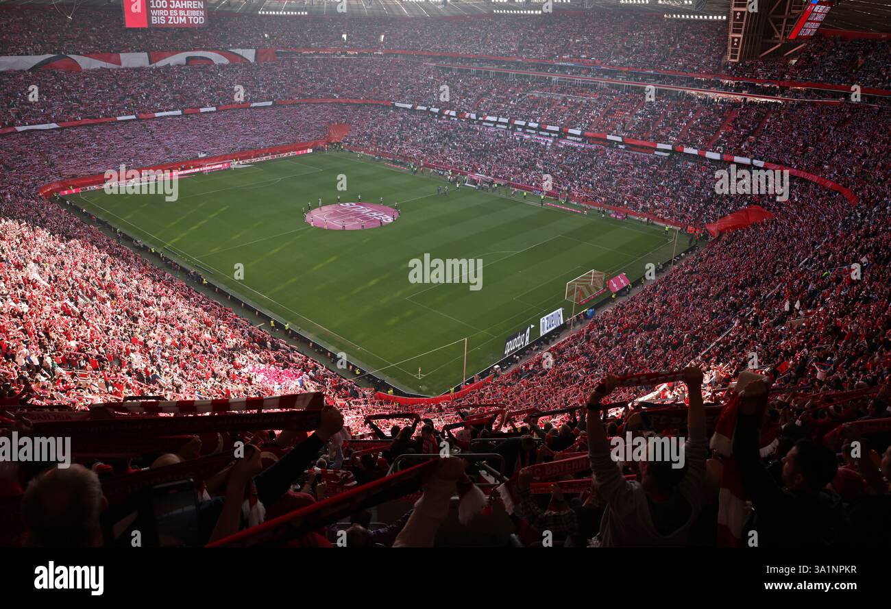 MÜNCHEN – 08. MÄRZ: FC Bayern Fans singen vor dem Bundesliga-Spiel zwischen dem FC Bayern München und dem VfL Bochum 1848 in der Allianz Arena am 08. März 2025 in München. © diebilderwelt / Alamy Stock Stockfoto