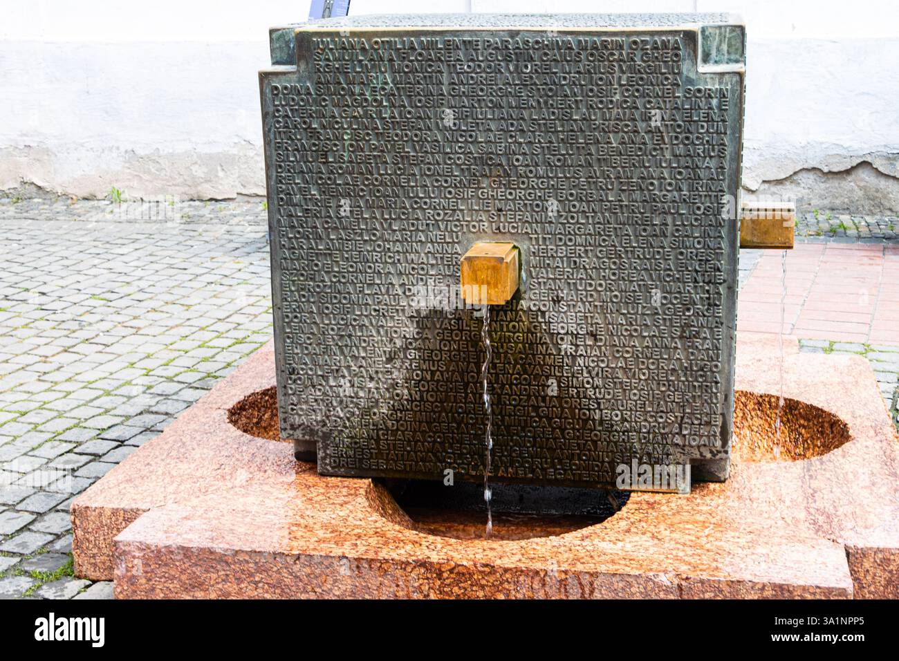 Der Freundschaftsbrunnen, ein Geschenk der deutschen Stadt Karlsruhe, ein Symbol der Freundschaft zwischen den beiden Städten. Der Brunnen ist mit rumänischer Farbe bedeckt Stockfoto