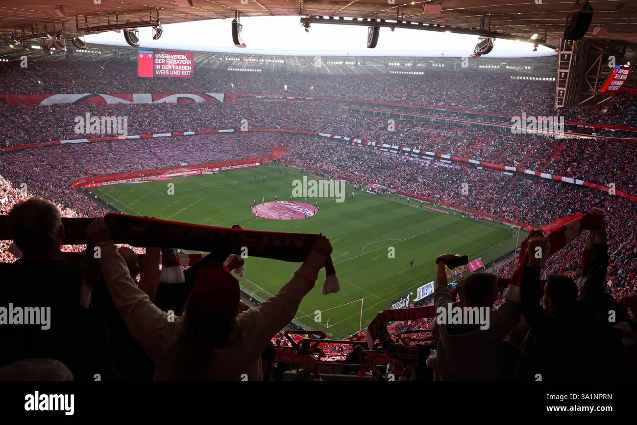 MÜNCHEN – 08. MÄRZ: FC Bayern Fans singen vor dem Bundesliga-Spiel zwischen dem FC Bayern München und dem VfL Bochum 1848 in der Allianz Arena am 08. März 2025 in München. © diebilderwelt / Alamy Stock Stockfoto