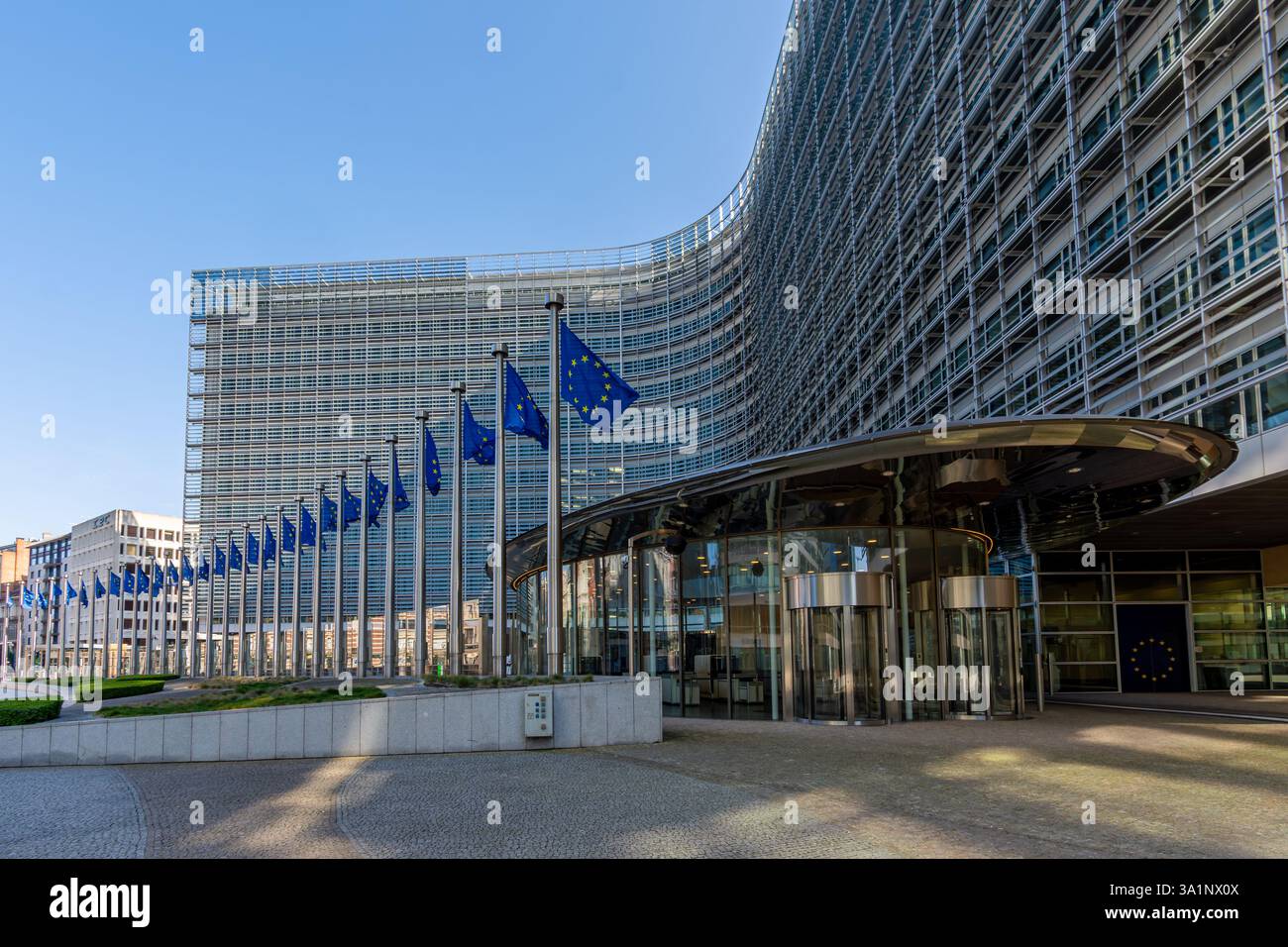 Eingang zum Berlaymont-Gebäude, Sitz der Europäischen Kommission, einer der wichtigsten Institutionen der Europäischen Union, Brüssel, Belgien Stockfoto