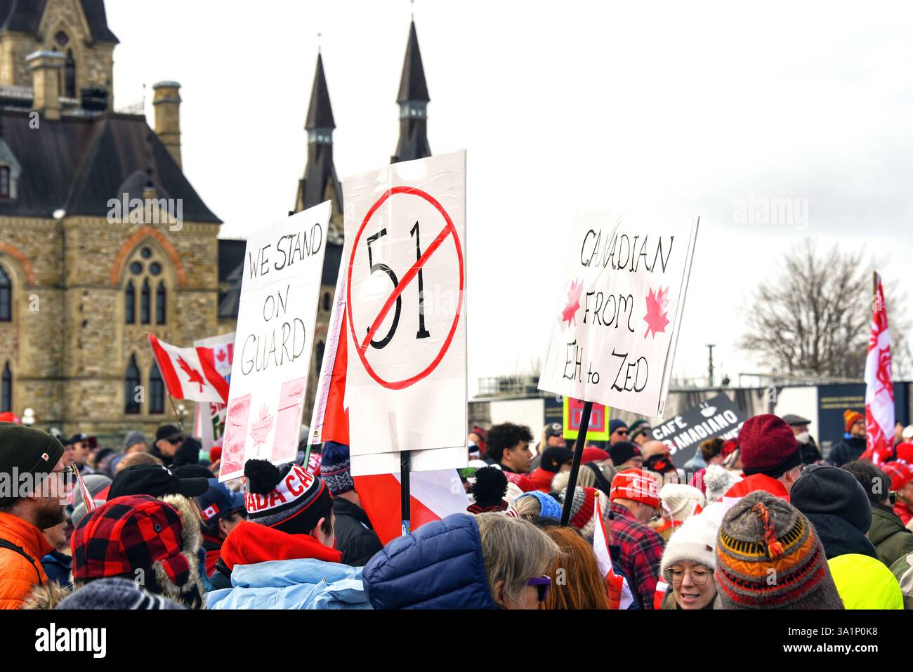 Ottawa, Kanada - 9. März 2025: Eine große Menschenmenge versammelt sich auf dem Parliament Hill zur Veranstaltung Elbows Up, um Kanada zu feiern und seine Souveränität zu bekräftigen. Es gab viele Anzeichen, die die Unterstützung Kanadas zeigen und die US-Zölle und Trumps Drohung, Kanada zu beschwören, verurteilen. Stockfoto