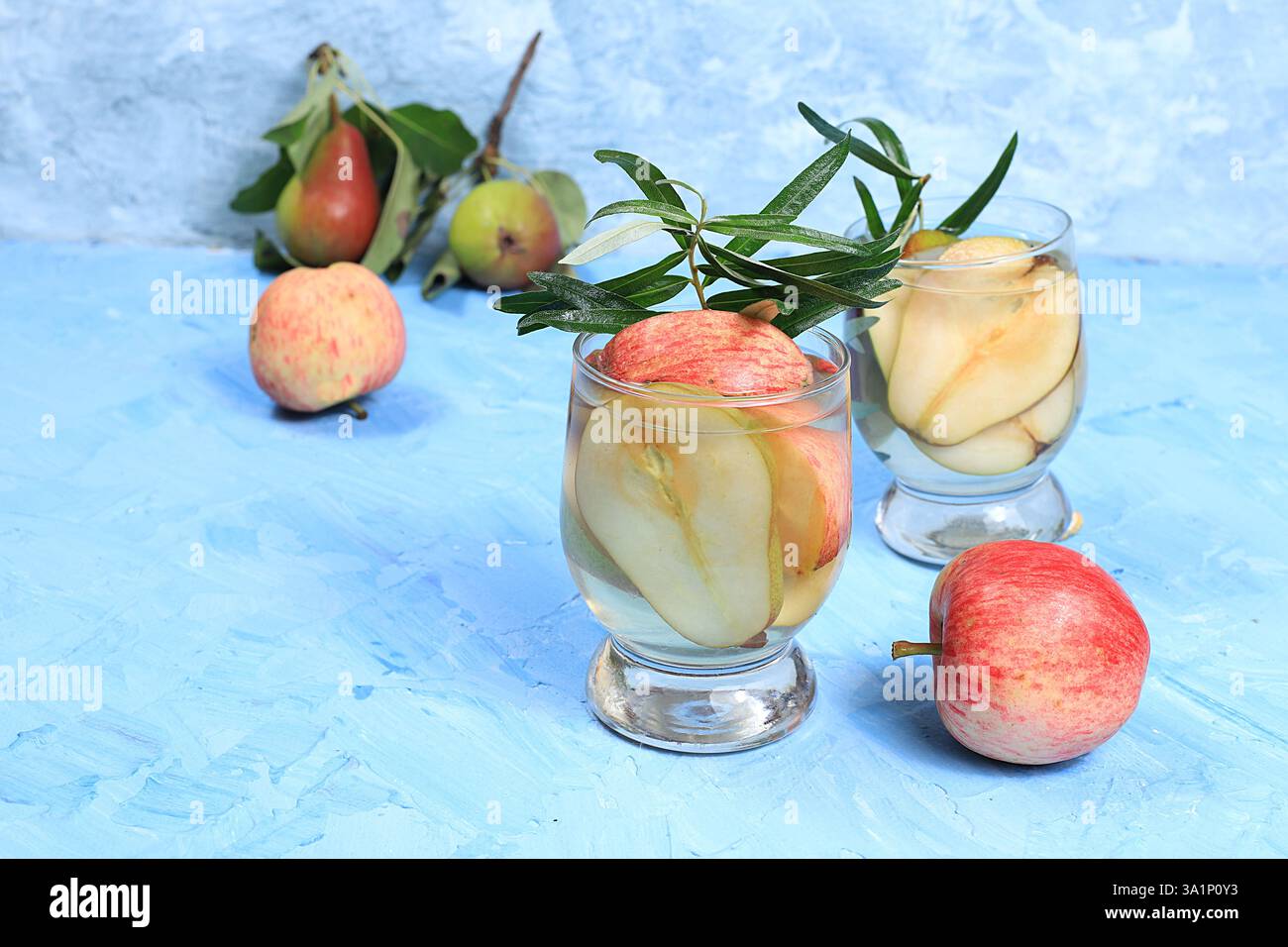 Apfel- und Birnenwein, Saft oder Fruchtgetränk und Zutaten auf einem sonnigen Tisch. Das Konzept von Diät und Gewichtsverlust. Äpfel helfen, den Körper zu reinigen und rot zu werden Stockfoto