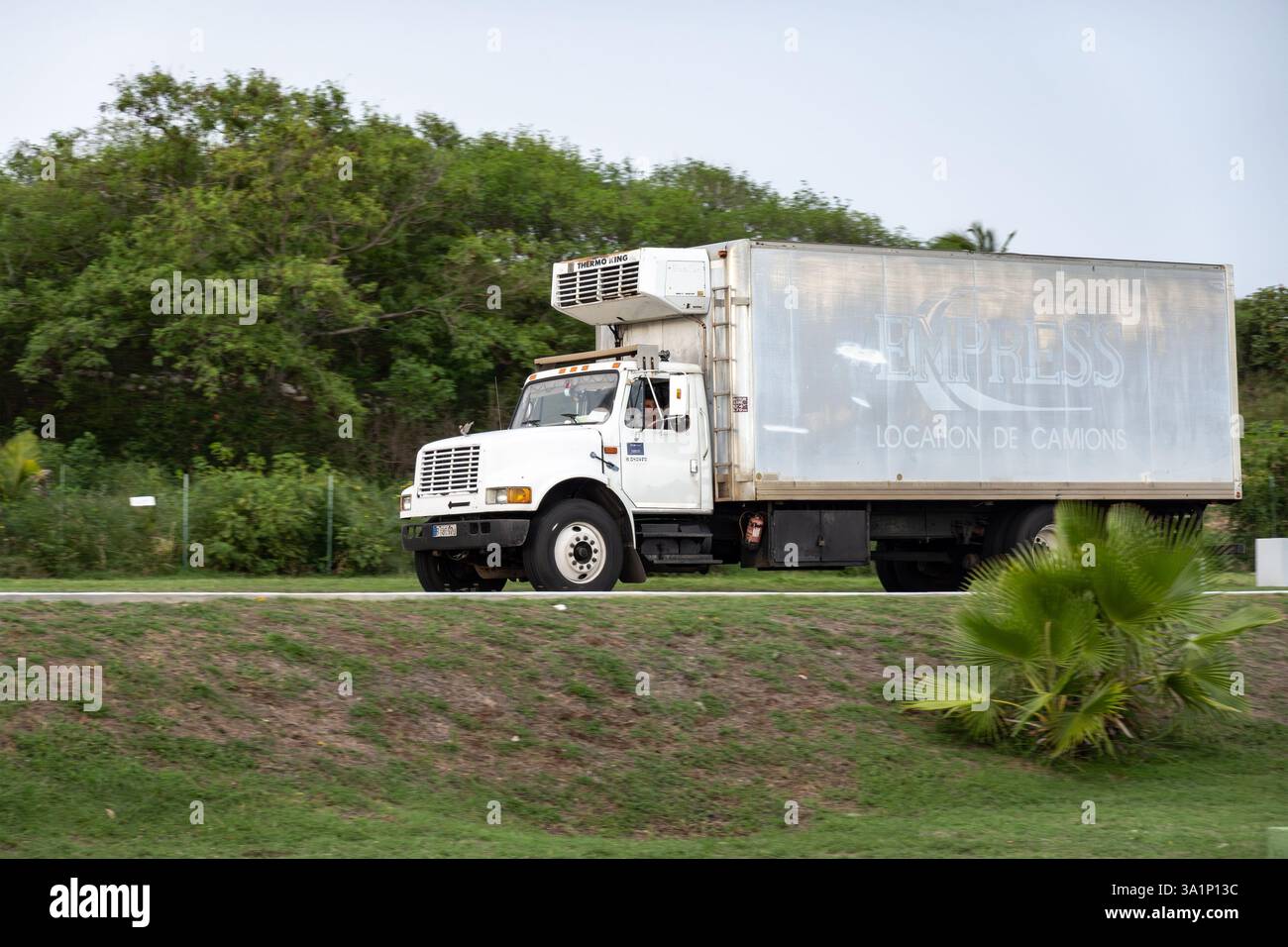 VARADERO, KUBA - 31. AUGUST 2023: Internationaler Lkw der Klasse 6 4700 in Varadero, Kuba mit Bewegungsunschärfe Stockfoto