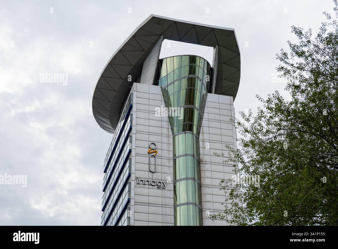 OSTRAVA, TSCHECHIEN - 20. OKTOBER 2023: Modernes Geschäftsbüro des Energie- und Versorgungsunternehmens Innogy in Ostrava, Tschechische Republik Stockfoto