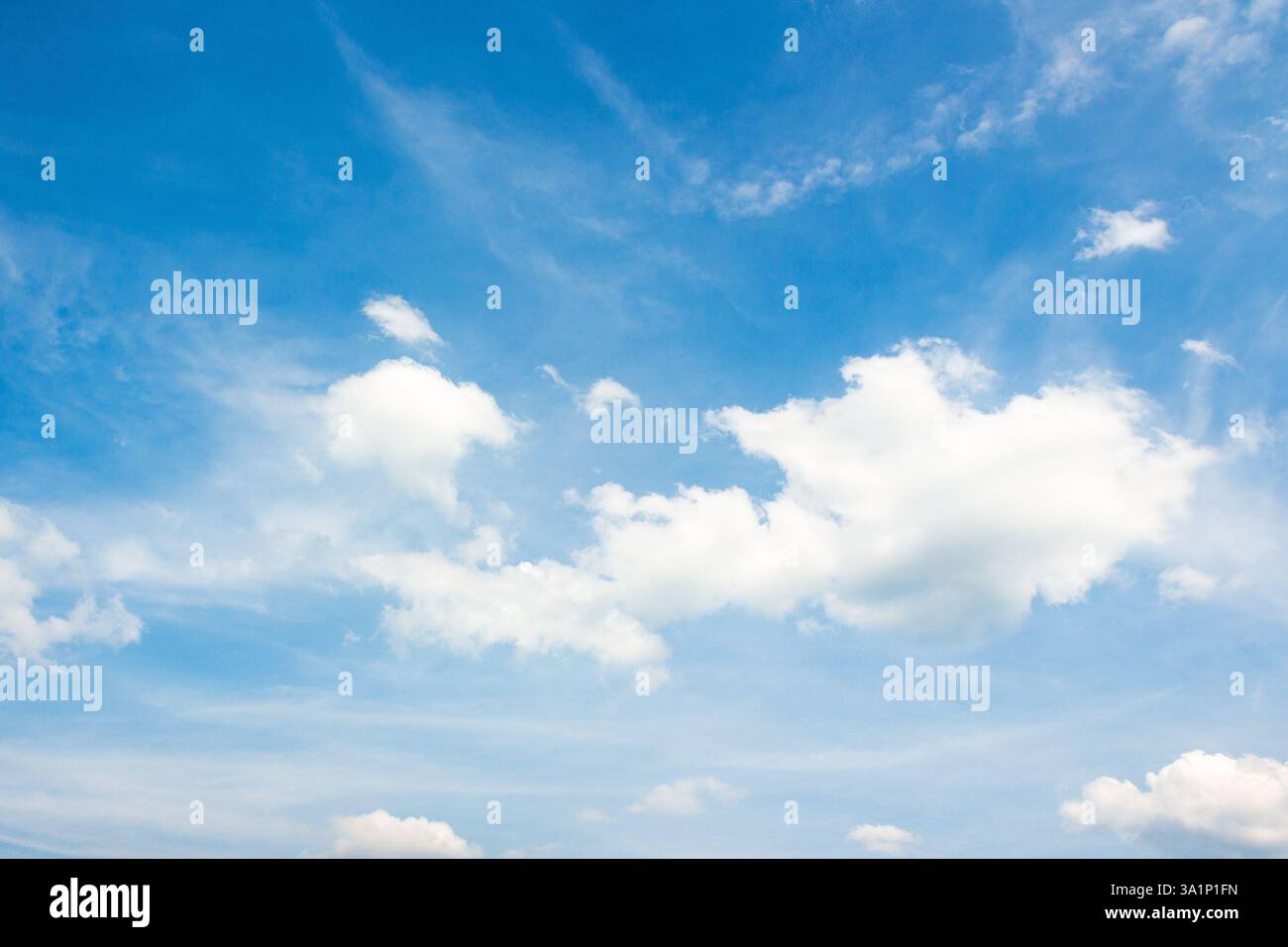 Himmel mit flauschigen Wolken. Windige Prognose für den Urlaub. Weiße Cumulus-Wolkenlandschaft auf einem blauen Atmosphärenverlauf. Sonniges Sommerwetter. Landschaftlich reizvolle Natur Stockfoto
