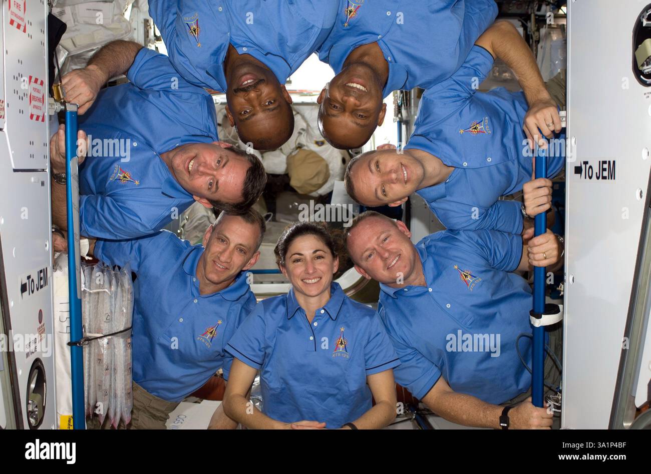 Die STS-129 Crew-Mitglieder. Im Bild (im Uhrzeigersinn) von unten links sind die Astronauten Charles O. Hobaugh, Kommandant, Mike Foreman, Leland Melvin, Robert L. Satcher Jr. und Randy Bresnik, alle Missionsspezialisten, sowie Barry E. Wilmore, Pilot, und Nicole Stott, Missionsspezialist. Stockfoto