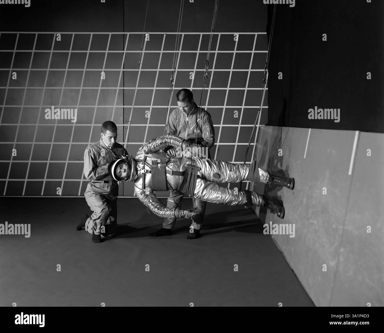 Techniker bereiten ein Testobjekt für Studien mit dem Reduced Gravity Walking Simulator im Langley Research Center der NASA in Hampton, Virginia vor. Stockfoto