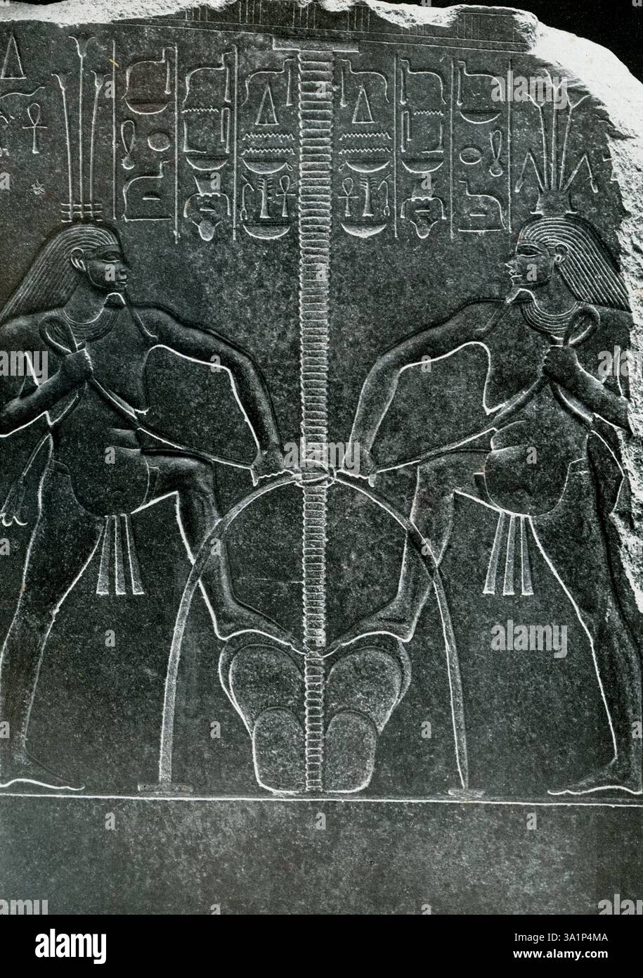 Ober- und Unterägypten wickeln ihre heraldischen Pflanzen um das Symbol United. Im alten Ägypten war die heraldische Pflanze für Oberägypten die Lotusblume, während das Papyrusrohr Niederägypten repräsentierte; wenn sie zusammen dargestellt werden, symbolisierten sie die Vereinigung der beiden Länder Ägyptens. Dieses Stück stammt vom Thron einer Granitstatue von König Sesostris I. aus Tanis. Sie wurde ins Berliner Staatliche Museum gebracht. Senusret I., auch als Sesostris I. und Senwosret I. anglisiert, war der zweite Pharao der Zwölften Dynastie Ägyptens. Er regierte von 1971 v. Chr. bis 1926 v. Chr. und war einer der mächtigsten Könige des Th Stockfoto